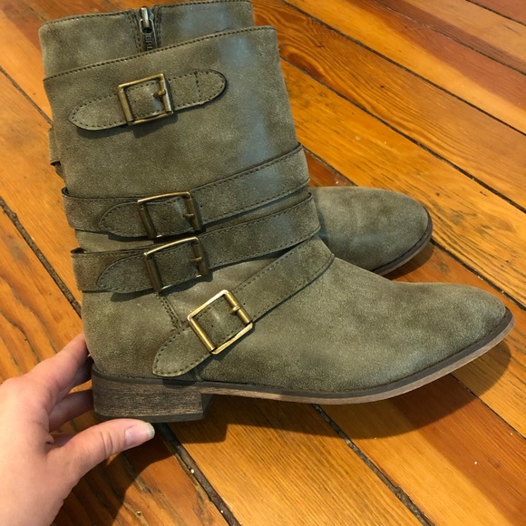 Boots - Picture 4 of 7